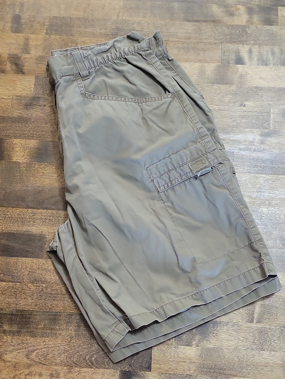 Columbia Women's Cargo Shorts in Light Olive - Comfortable Everyday Style Size 8